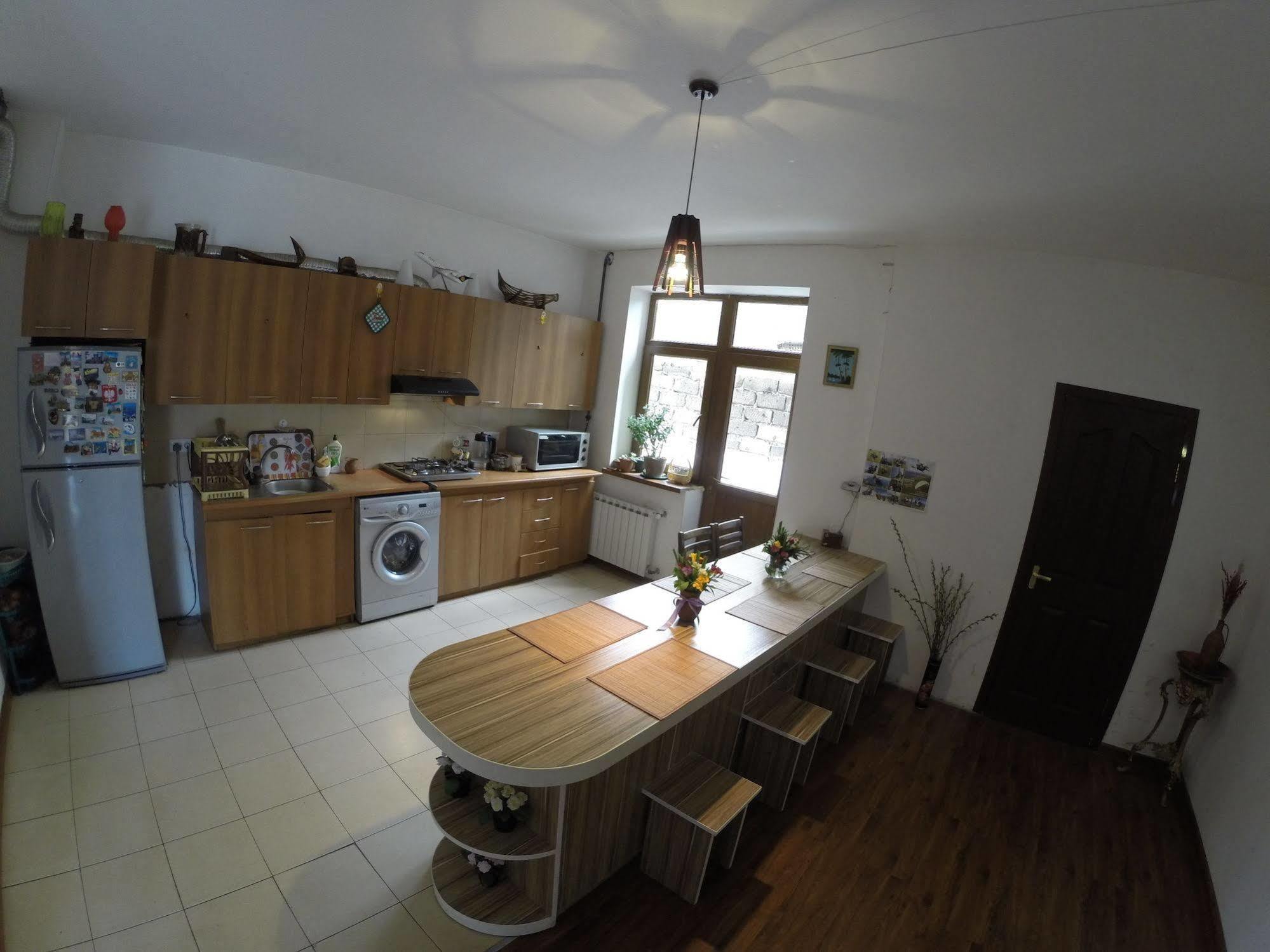 Glide Hostel เยเรวาน ภายนอก รูปภาพ